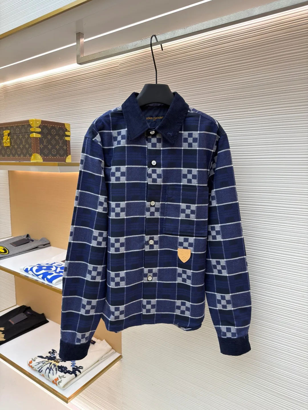 LOUIS VUITTON SKI ski series flannel checkerboard long-sleeved shirt ●Original version: purchased and developed by 14289 ●Item number: 1682075-B50 ●Fabric: flannel fabric ●Technology: printing production ●Color: blue ●Version: fitted version ●Weight: about 725 grams ●Size: S-M-L-XL ●Description: The checkered texture of dark and light navy blue and gray is woven through the yarn-dyed weaving process, in which the brand's classic Damier checkerboard element is embedded. The texture is clear and the color fastness is excellent. The body is spliced ​​with corduroy lapels and cuffs, the velvet strips are fine and full, and the high-temperature shaping process ensures stiffness. The placket uses natural mother-of-pearl buttons, which are hand-polished and polished to give it a warm texture; the leather plaque at the hem is made of first-layer calfskin, which is embossed and hot stamped to present the brand logo, and the edges are hand-oiled to be smooth and burr-free. The overall tailoring is shaped by three-dimensional cutting technology to create a fitted silhouette. The stitching line adopts double-needle overlocking technology, and every inch of stitches is evenly arranged. The embedded shoulder and side seams make the clothes more comfortable to wear. The exquisite clothing craftsmanship and brand ingenuity are fully demonstrated in the details.